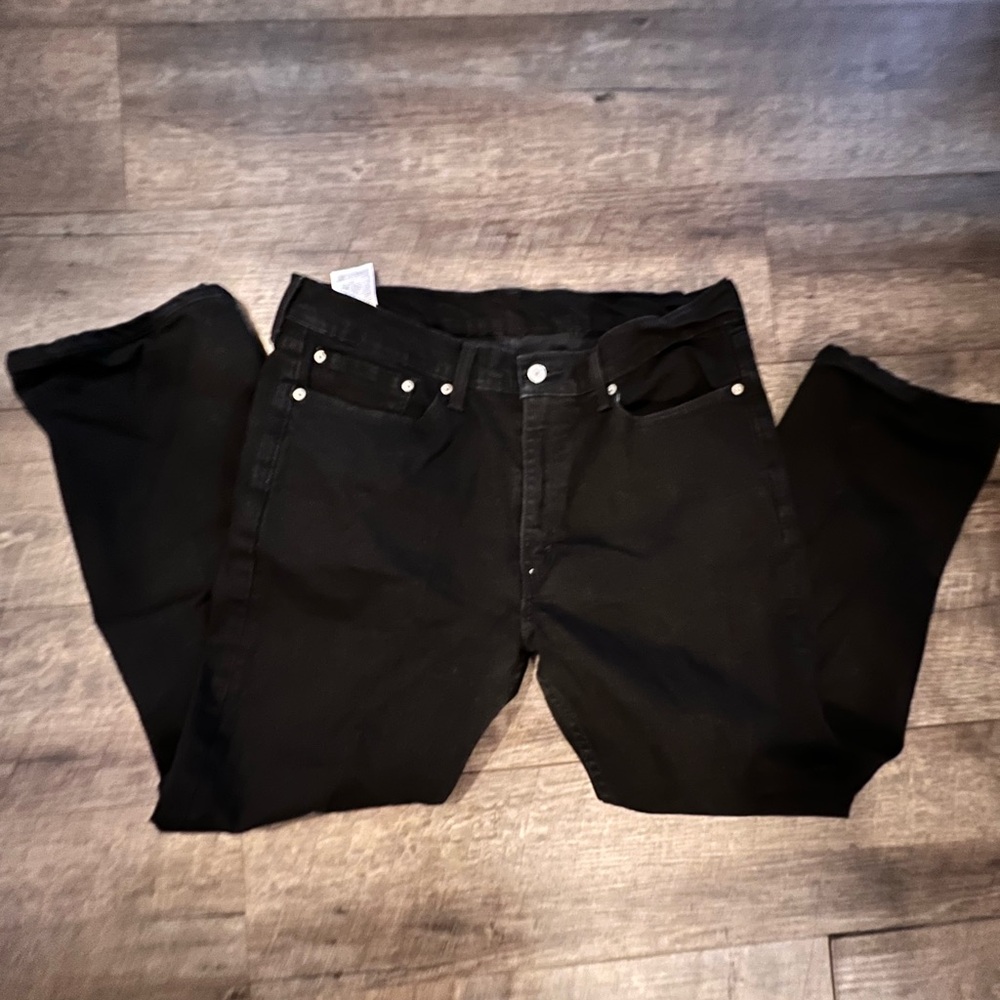 Levi’s 
Color: 514 black denim jeans
Size: w36 L29
Condition: Like New